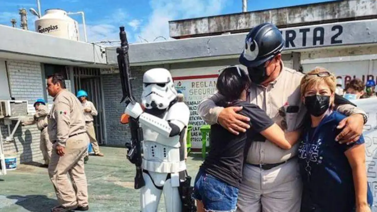 Petrolero de refinería Madero se jubila al estilo Star Wars 